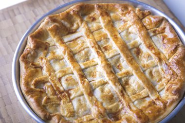 Etli börek bir ahşap arka plan üzerinde kapat