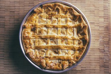 Ahşap arka plan üzerinde çizgili rustik etli börek