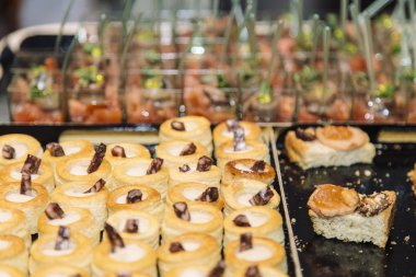 Siyah bir plaka üzerinde farklı mezeler hazırlanıyor