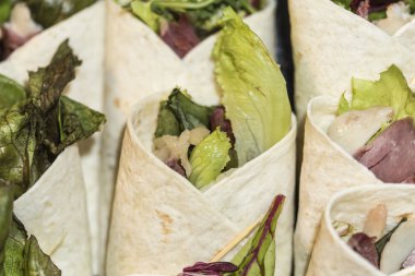 Akdeniz sebze yemek büfesi üzerinde rulo