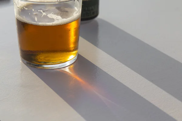 Biondo pentola di birra fresca su uno sfondo bianco — Foto Stock
