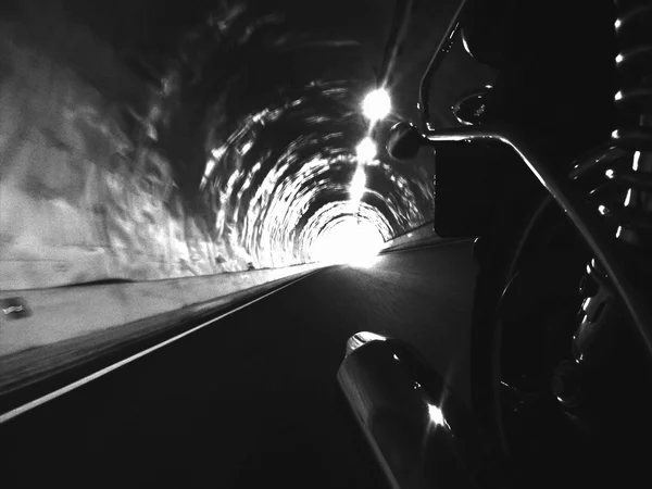 Conduire une moto à l'intérieur d'un tunnel caméra arrière — Photo