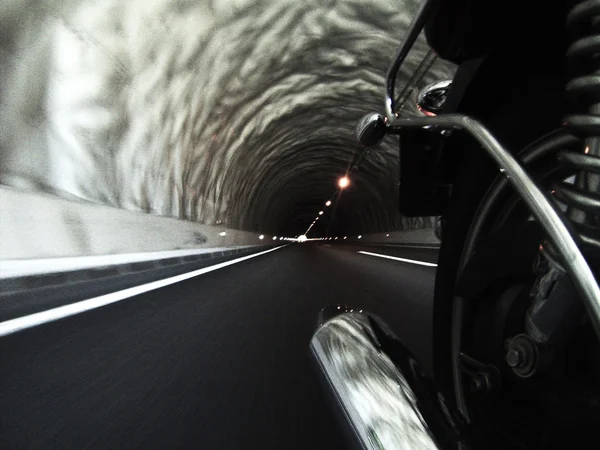 Οδήγηση μοτοποδηλάτων μέσα σε ένα τούνελ και πίσω κάμερα — Φωτογραφία Αρχείου