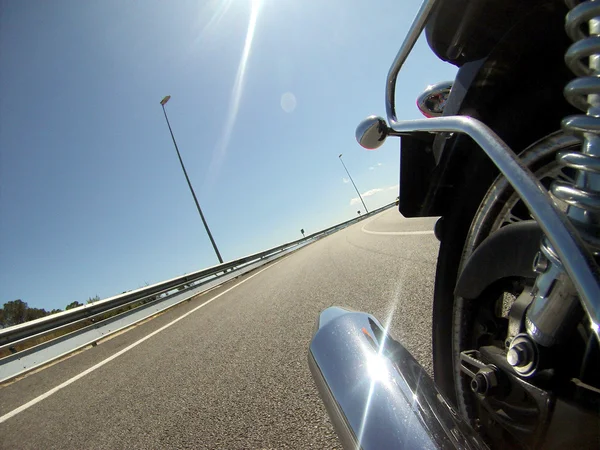 고속도로에서 밝은 파이프와 오토바이 뒤로 실내 카메라 — 스톡 사진