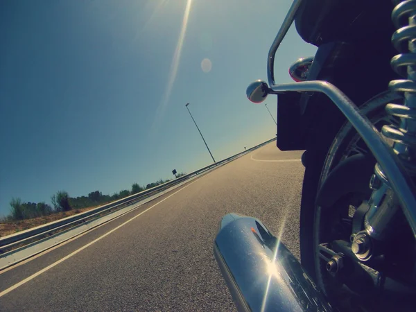 高速道路で明るいパイプとバイク後方屋内用カメラ — ストック写真