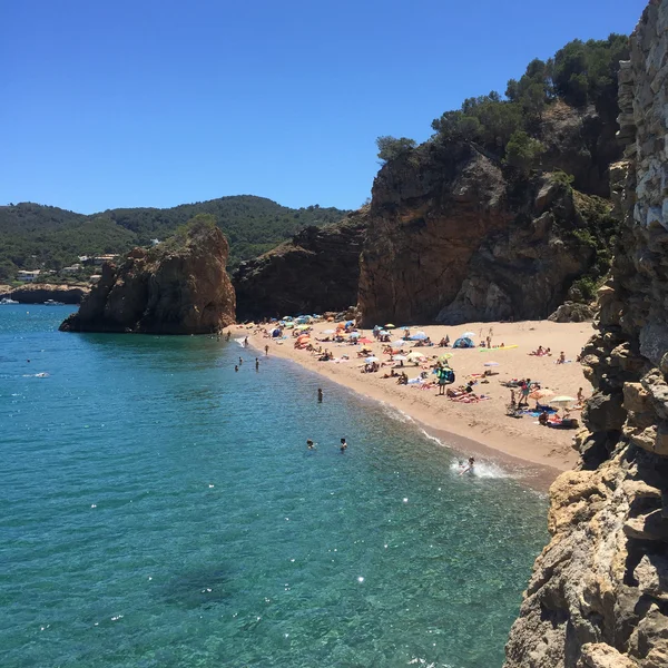 Acque turchesi su una spiaggia mediterranea in Costa Brava, Catalogna . — Foto Stock