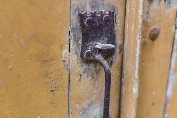 Cerradura metálica oxidada en una puerta amarilla de cerca —  Fotos de Stock