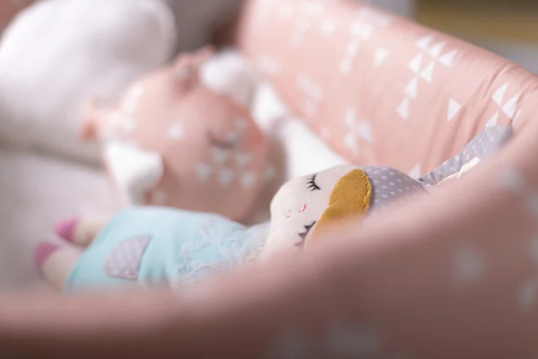 Bir bebek beşik uyku oyuncak ragdoll
