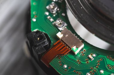 Tuşları ve kabloları hala kapalı olan yeşil elektronik devre