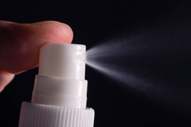 Suyu sol elinle serp. Parmağını kapat. Siyah arka planda kal.