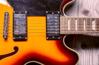 Güneş yanığı, yarı içi boş klasik elektro gitar. Yakın çekim.