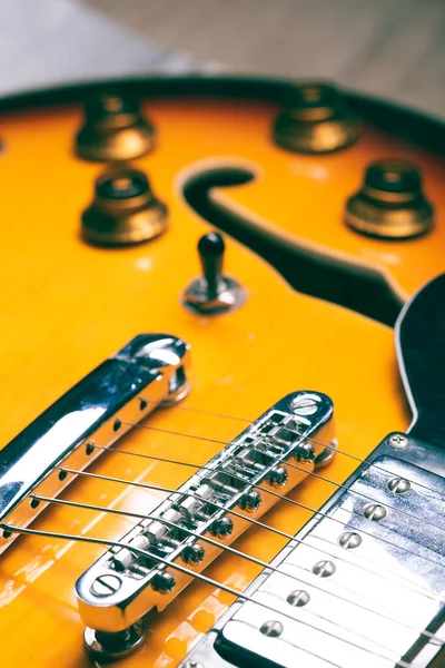 Ronde Vintage Elektronische Knoppen Een Zonnebrand Elektrische Gitaar — Stockfoto