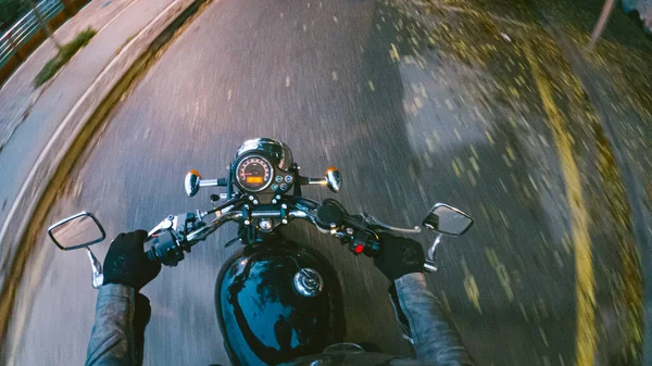 運転者の視点からターマック道路上の速度計で古い黒いバイクに乗る — ストック写真