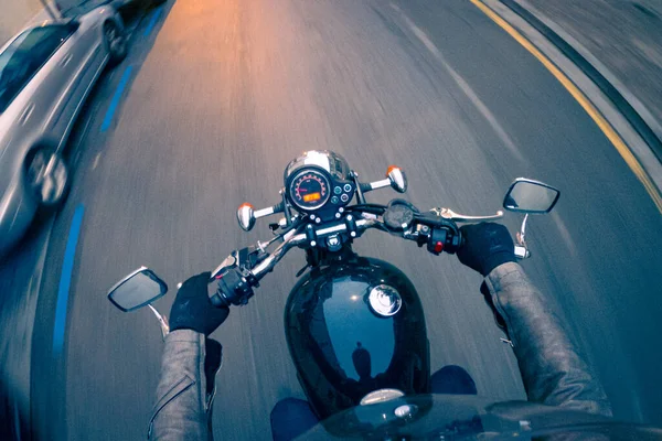Asfalt Yolda Hız Göstergesi Olan Eski Siyah Bir Motosiklete Binmek — Stok fotoğraf