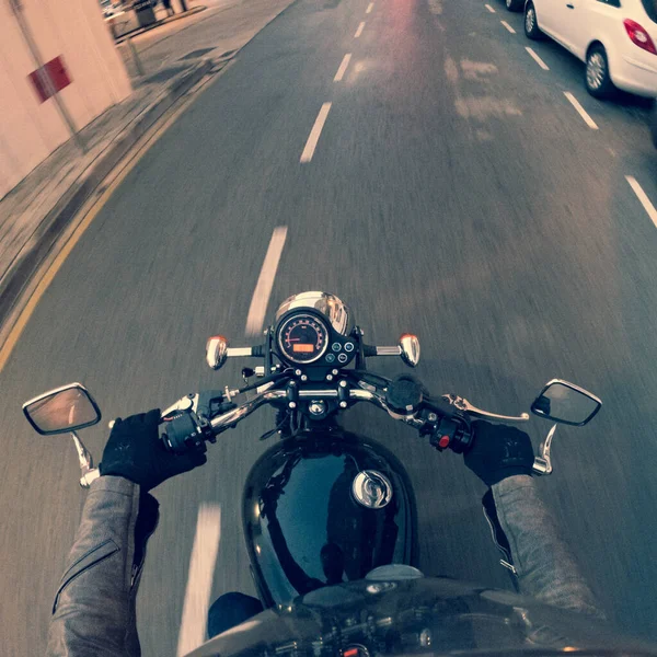 運転者の視点からターマック道路上の速度計で古い黒いバイクに乗る — ストック写真