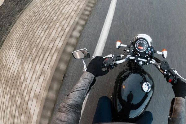 Dönek Asfalt Bir Yolda Siyah Bir Motosiklet Sürmek — Stok fotoğraf