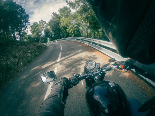曲がりくねったアスファルトの道路上で黒いバイクに乗る — ストック写真