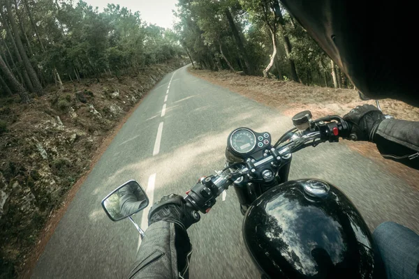 Mit Einem Alten Schwarzen Motorrad Auf Einer Asphaltierten Kurvenreichen Straße — Stockfoto