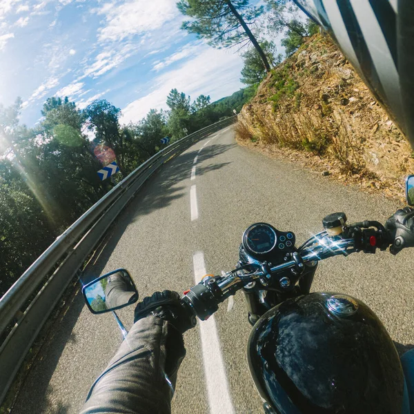 Mit Einem Alten Schwarzen Motorrad Auf Einer Asphaltierten Kurvenreichen Straße — Stockfoto