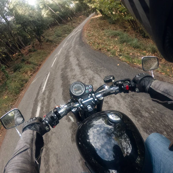 Mit Einem Schwarzen Oldtimer Motorrad Auf Einer Kurvenreichen Straße — Stockfoto