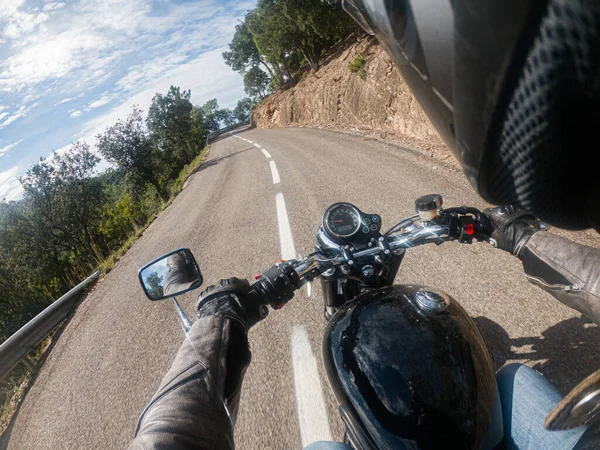 Mit Einem Schwarzen Oldtimer Motorrad Auf Einer Kurvenreichen Straße — Stockfoto