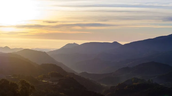 Bergwaldgipfellandschaft Einem Sonnenaufgangmorgen Mit Winzigem Nebel Den Tälern — Stockfoto