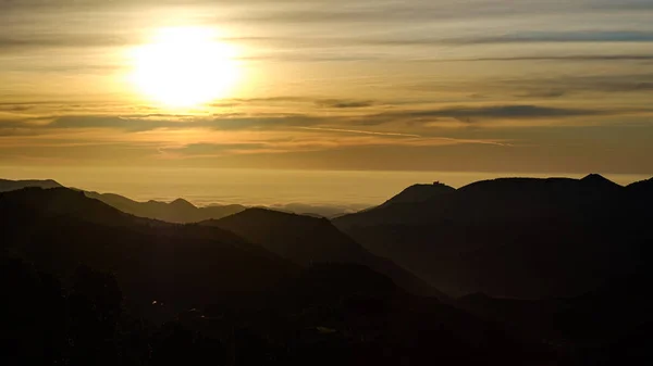 Κίτρινο Ήλιο Λάμπει Μια Αυγή Πρωί Πάνω Από Ένα Cloudscape — Φωτογραφία Αρχείου