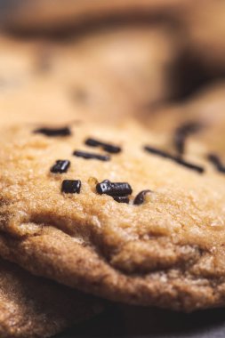 Ev yapımı kurabiyelerin üzerindeki çikolatalar hala yakın.