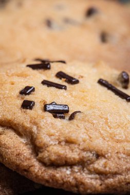 Ev yapımı kurabiyelerin üzerindeki çikolatalar hala yakın.