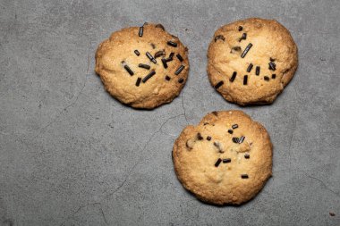 Biraz ev yapımı çikolatalı bisküvi. Gri arka planda hâlâ yakın duruyor.