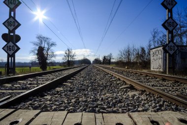 Demiryolu düz demiryolu düz bir mavi gökyüzüne perspektif sağlar