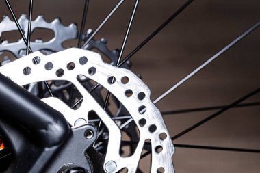 Siyah çerçeveli bir dağ bisikleti üzerinde modern arka disk fren ayrıntıları