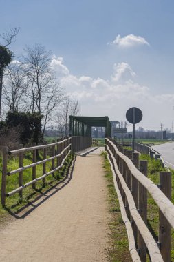 Kumlu çakıl geçidi mavi güneşli bir günde ahşap çitli doğa yolunda