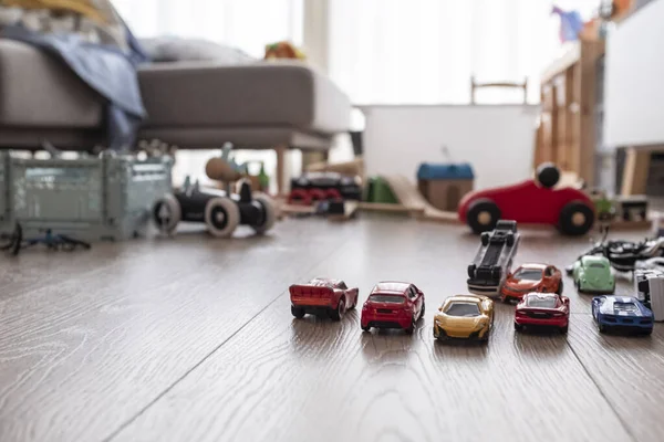 Viele Spielzeugkarten Aus Metall Auf Einem Hartholzboden Haus — Stockfoto