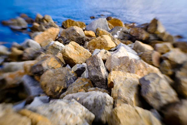 Stenen Rotsen Aan Kust Van Een Blauwe Zee Meer — Stockfoto