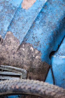 Eski mavi bir araba bagajının paslı ve hasarlı ayrıntıları