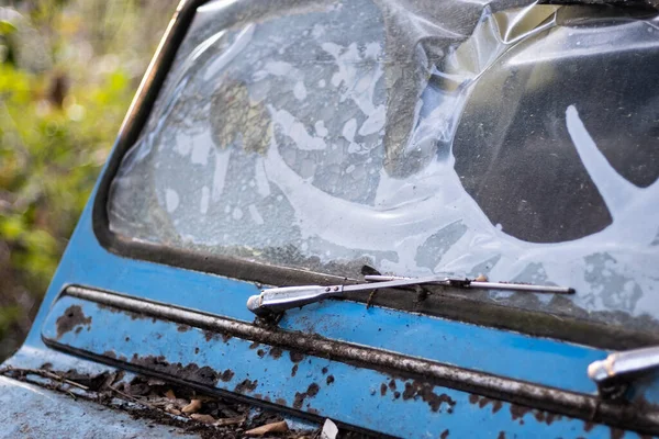Törött Szélvédő Öreg Kék Elhagyott Autó — Stock Fotó