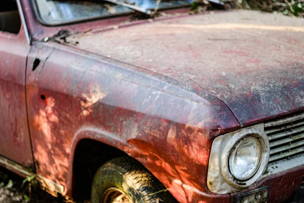 Rozsdás Piros Elhagyott Autó Törzs Részlet Teljesen Sérült — Stock Fotó