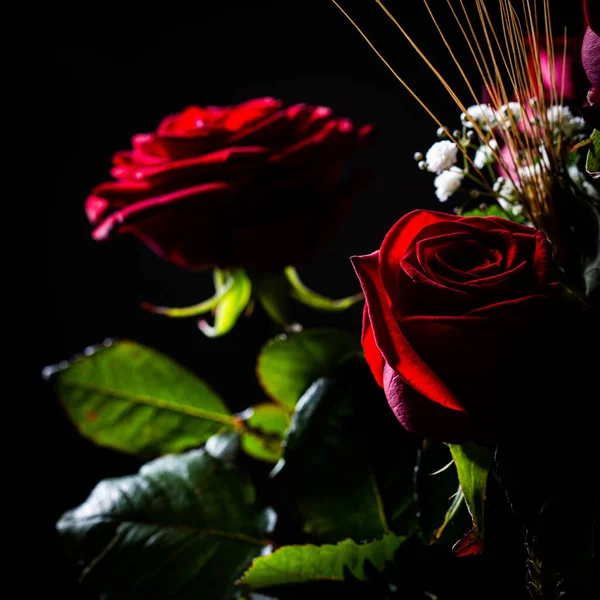 Röda Rosor Blomma Bukett Svart Bakgrund — Stockfoto