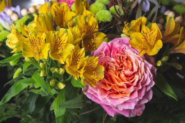 Renkli sarı ve pembe çiçek buketi