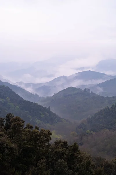 丘の上からの曇り空と霧の山の風景 — ストック写真