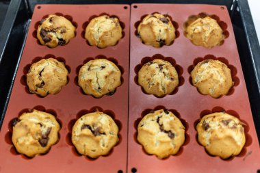 Kırmızı rafta fırında pişen kekler.