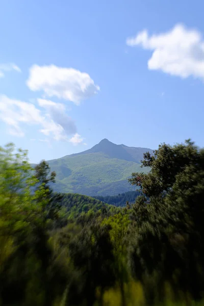 Paisagem Pico Montanha Verde Céu Azul Ensolarado Com Pequenas Nuvens — Fotografia de Stock