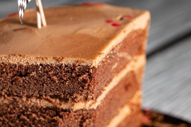 Kırmızı yarış çizgileri ve bayrakları olan lezzetli bir çikolatalı pasta.