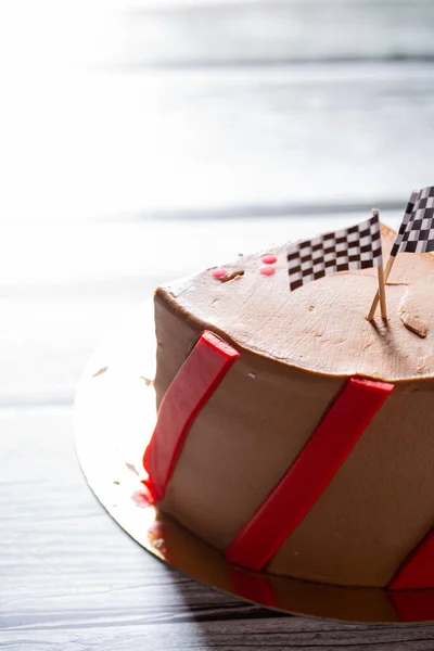 Lätt Som Plätt Choklad Tårta Med Röda Ränder Och Flaggor — Stockfoto