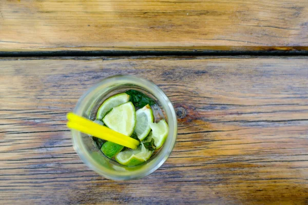 Bevanda Mojito Con Fette Lime Limone Paglia Gialla Una Superficie — Foto Stock