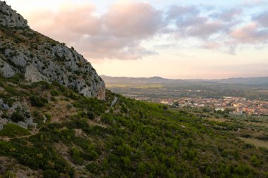 Güneşli bir sabahta Montgri, Katalonya, Costa Brava 'daki kaya dağının tepesinden manzara