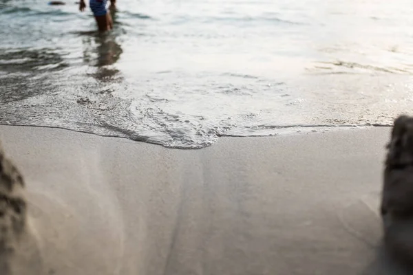 Onda Riva Del Mare Bordo Sulla Sabbia Una Spiaggia Mediterranea — Foto Stock