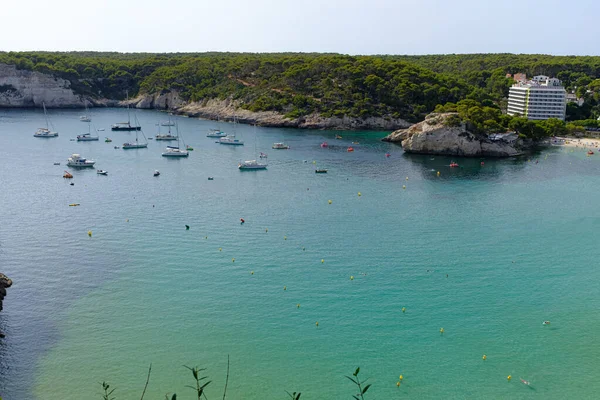 Bazı tekneler Menorca 'da güzel mavi bir sahil manzarasına park etmişler.