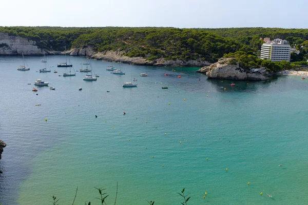 Alcune Barche Parcheggiate Bellissimo Paesaggio Spiaggia Blu Minorca — Foto Stock